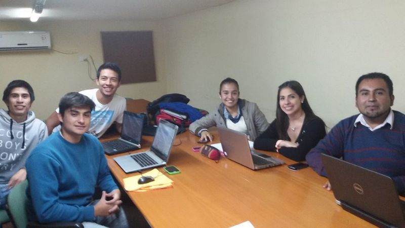 Jóvenes estudiantes diseñan una camiseta deportiva inteligente