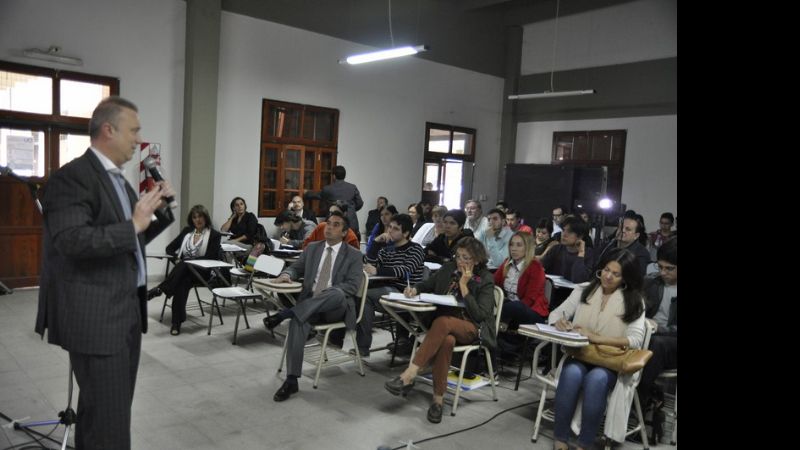 Derecho recibió a Andrés Gil Domínguez