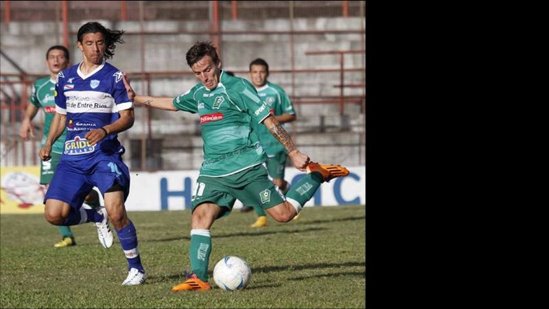 Un disminuido Gimnasia de Concepción del Uruguay fue goleado por San Jorge