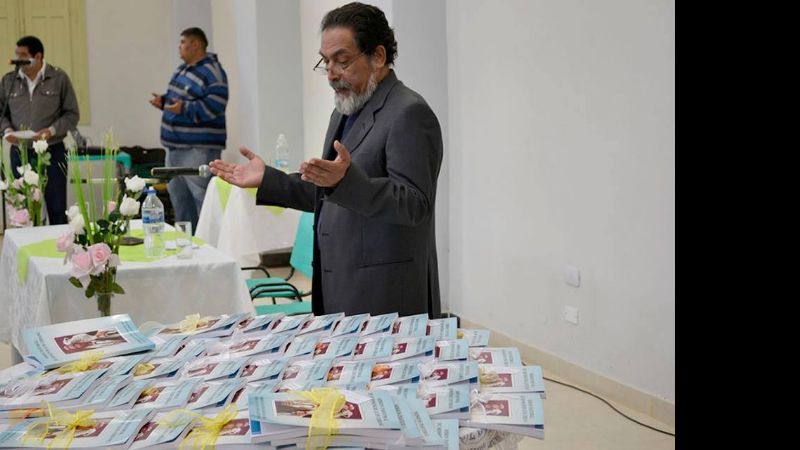 La visita pastoral del Obispo a la parroquia de Andalgalá reflejada en un libro