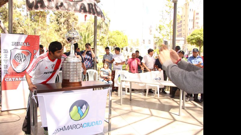 La Copa Libertadores se exhibió en la Glorieta de la Plaza 25 de Mayo