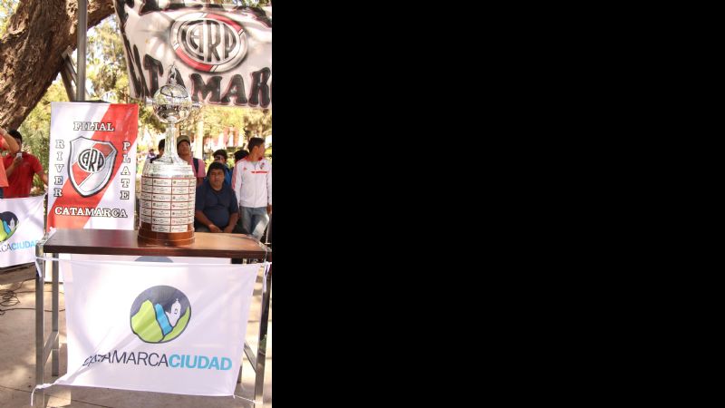 La Copa Libertadores se exhibió en la Glorieta de la Plaza 25 de Mayo