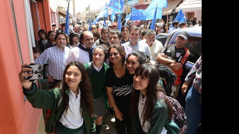 Lucía caminó las calles tinogasteñas junto a candidatos y militantes