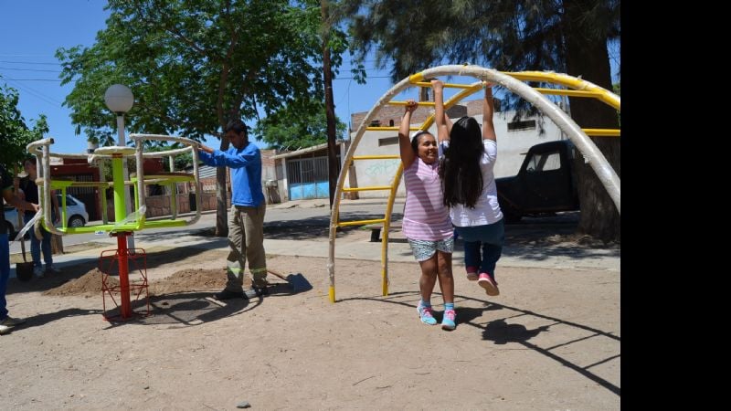 Instalan nuevos juegos en plazas de Sumalao