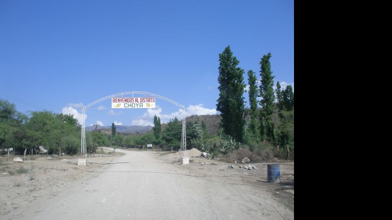 Piedras, cuatro chapas y adiós