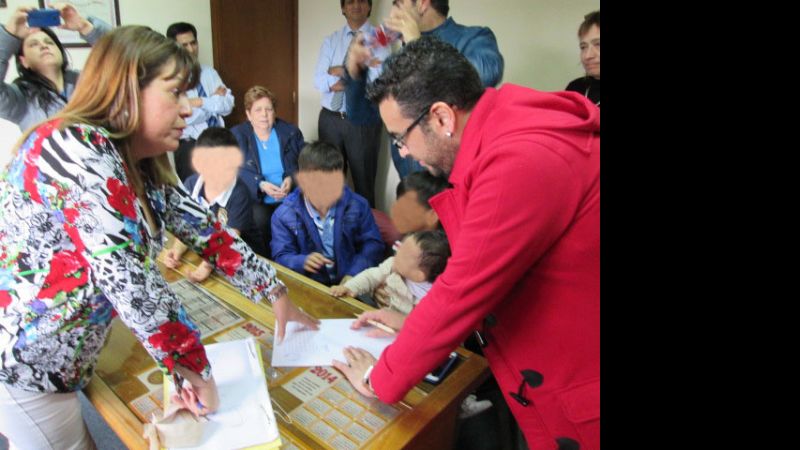 Matrimonio igualitario recibió los DNI de hijos adoptados con sus apellidos