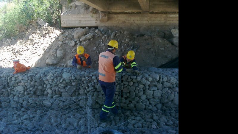 Construyen defensas y realizan encauzamiento del río El Abra