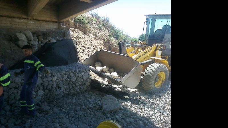 Construyen defensas y realizan encauzamiento del río El Abra