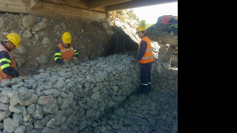 Construyen defensas y realizan encauzamiento del río El Abra