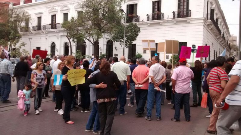 Cesanteados protestan en Casa de Gobierno