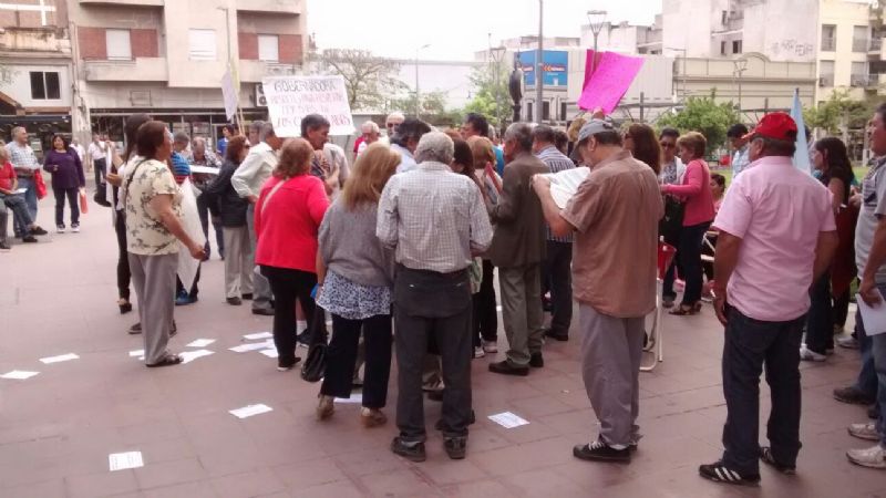 Cesanteados protestan en Casa de Gobierno