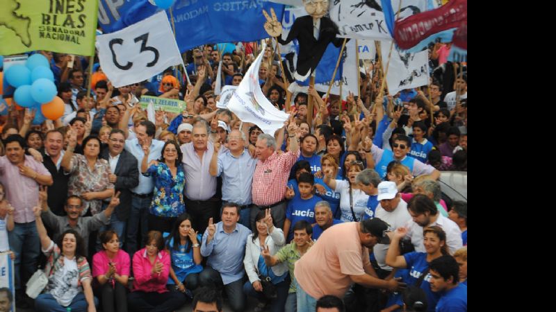 Lucía y Octavio en la “foto de la victoria” en Valle Chico