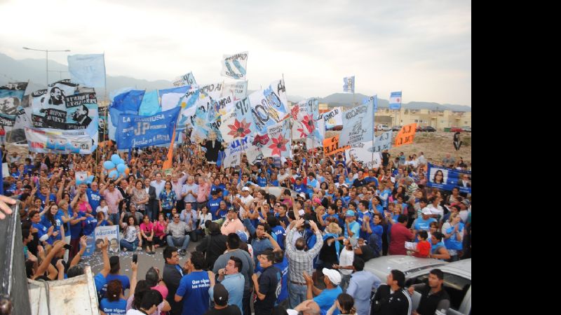 Lucía y Octavio en la “foto de la victoria” en Valle Chico