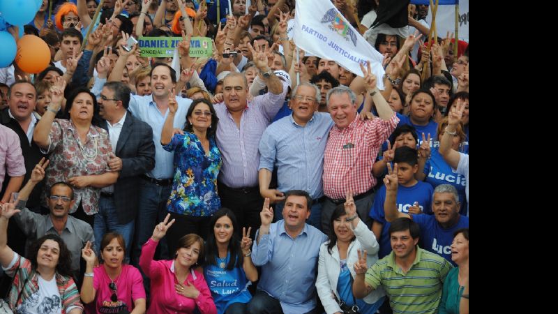 Lucía y Octavio en la “foto de la victoria” en Valle Chico