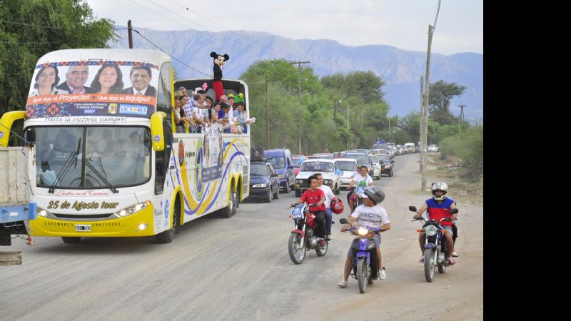 Multitudinaria caravana del FPV-PJ en Valle Viejo