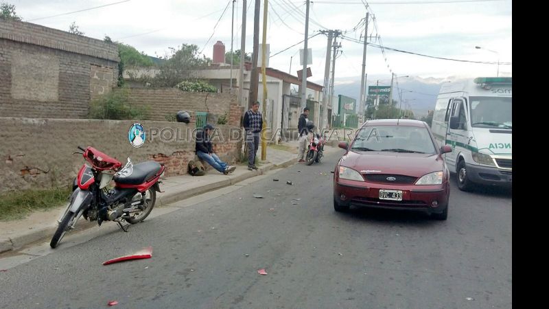Joven motociclista impactó contra un auto