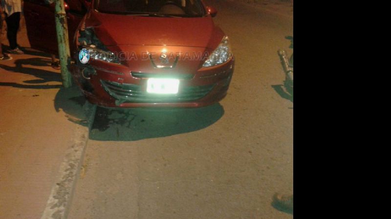 Chocó contra un poste de alumbrado público