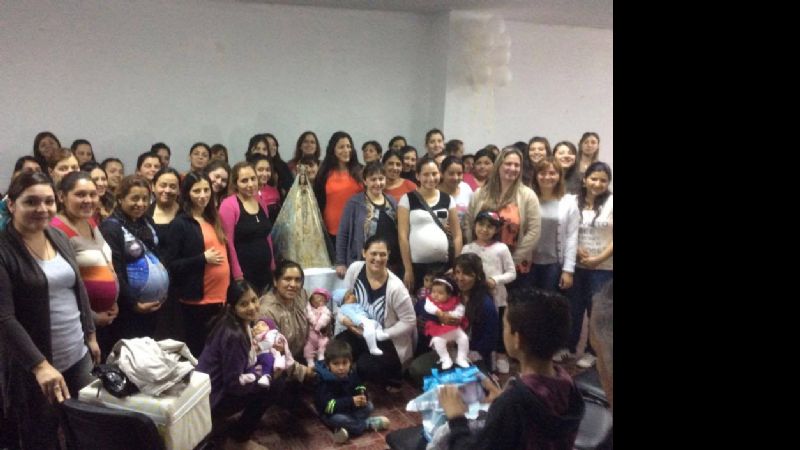 Más de 60 embarazadas se consagraron a la Virgen
