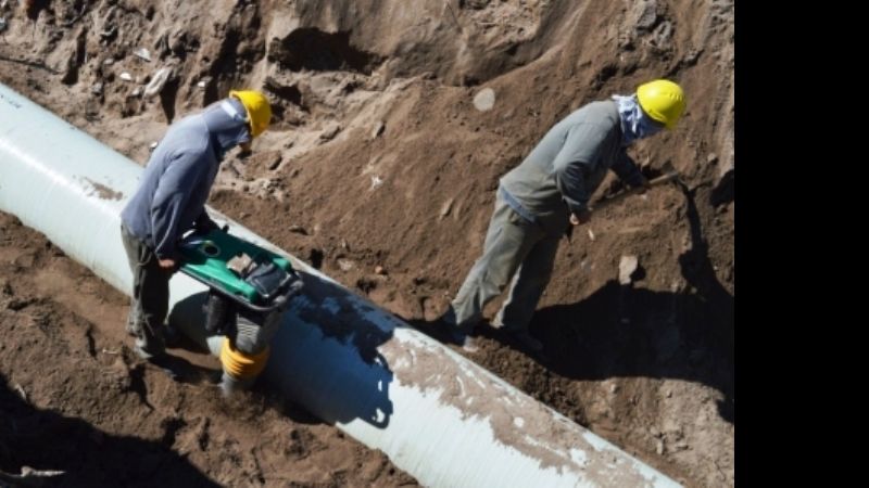 Continúan trabajando en la red de agua potable para Rivera del Valle
