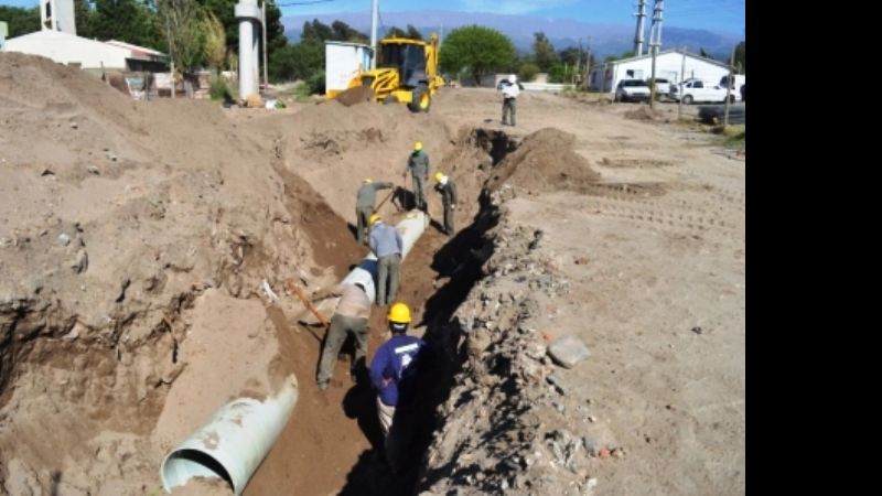 Continúan trabajando en la red de agua potable para Rivera del Valle
