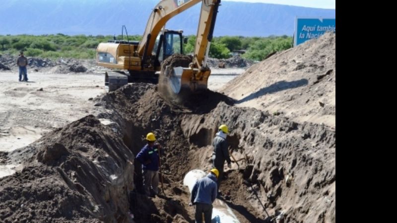 Continúan trabajando en la red de agua potable para Rivera del Valle