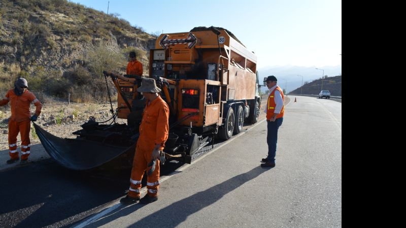 Se iniciaron los trabajos de pavimentación de banquinas y calzada entre Agua Clara y El Eje