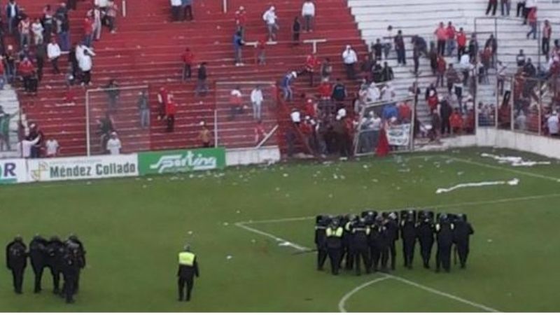 San Martín (Tuc.) perdía y sus hinchas obligaron a suspender el partido