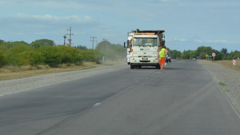 Se trabaja en la demarcación de la calzada entre Chumbicha y Huillapima