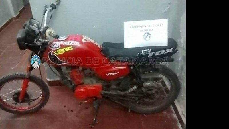 Detienen a un joven y le secuestran la moto