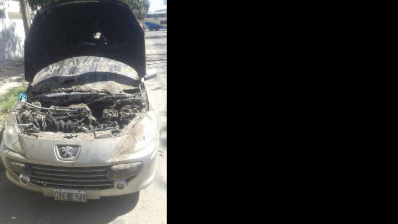 Iba manejando y se le prendió fuego el auto