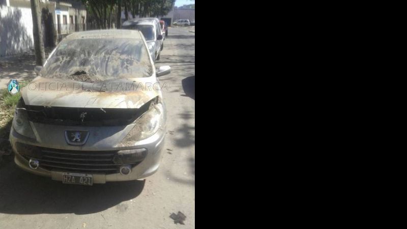 Iba manejando y se le prendió fuego el auto