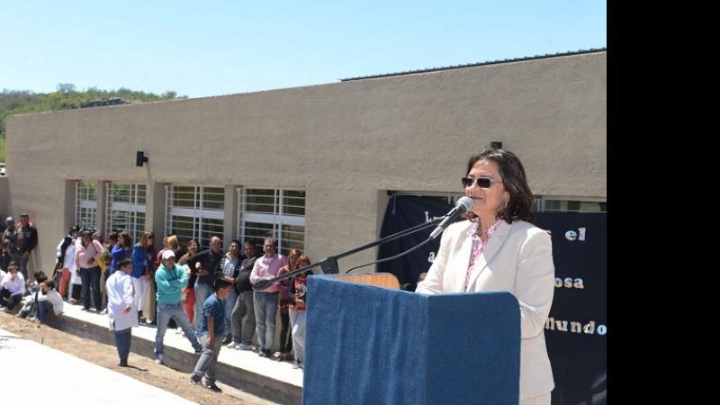 La Gobernadora inauguró un nuevo edificio escolar en El Alto