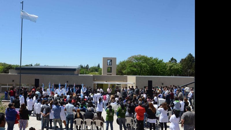 La Gobernadora inauguró un nuevo edificio escolar en El Alto