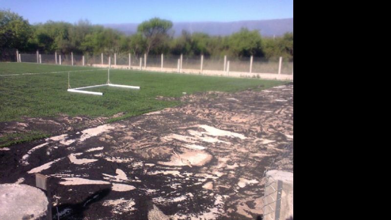 Increíble: roban el cesped sintético de una cancha de fútbol 5