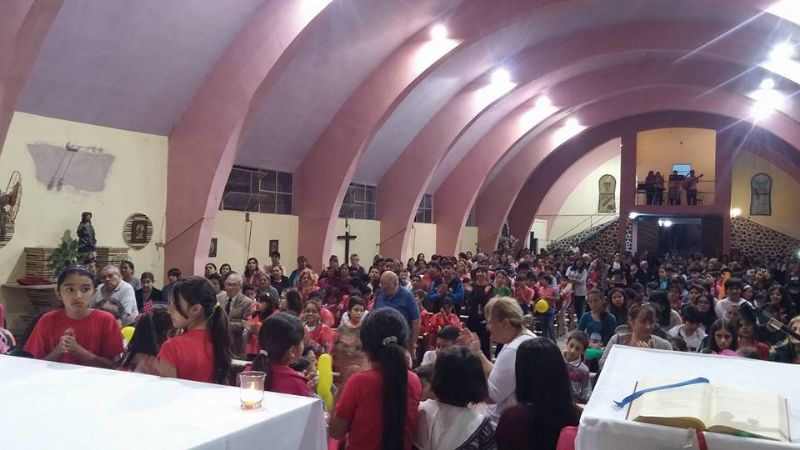 Colorida y alegre procesión en honor a Jesús Niño