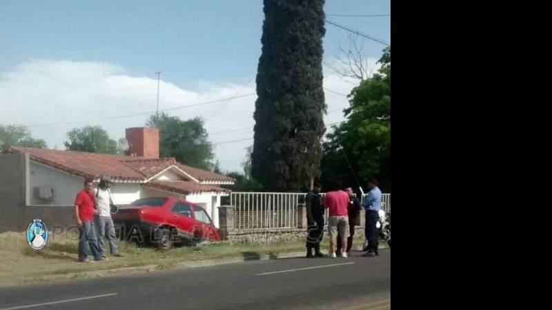 Se le salió una rueda y se incrustó en una casa