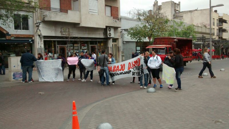 Piquete de cooperativistas frente a Casa de Gobierno