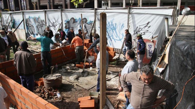 Construyen un acampe de cemento en la Plaza de Mayo