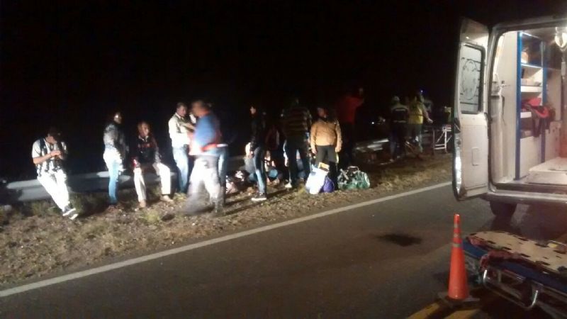 Volcó un colectivo: hay 5 personas con heridas graves