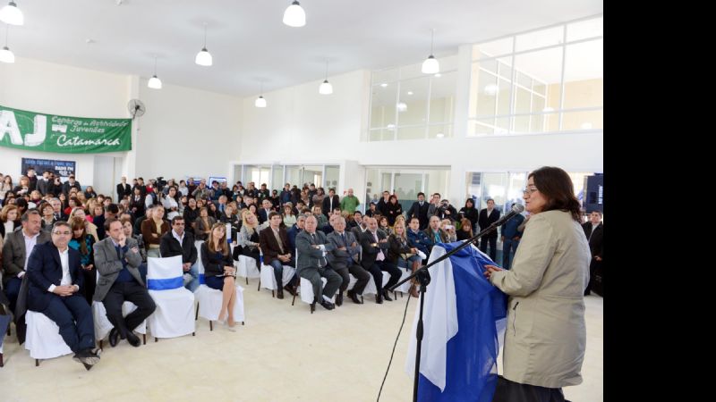 La gobernadora inauguró el flamante edificio de la Escuela Secundaria 47