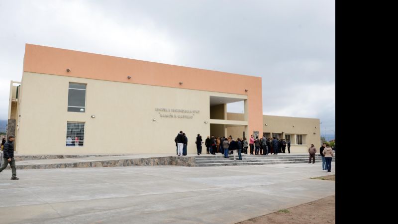 La gobernadora inauguró el flamante edificio de la Escuela Secundaria 47