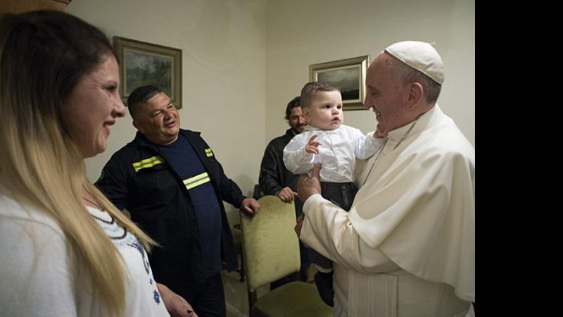 El papa Francisco bautizó al hijo del amigo cartonero Sergio Sánchez