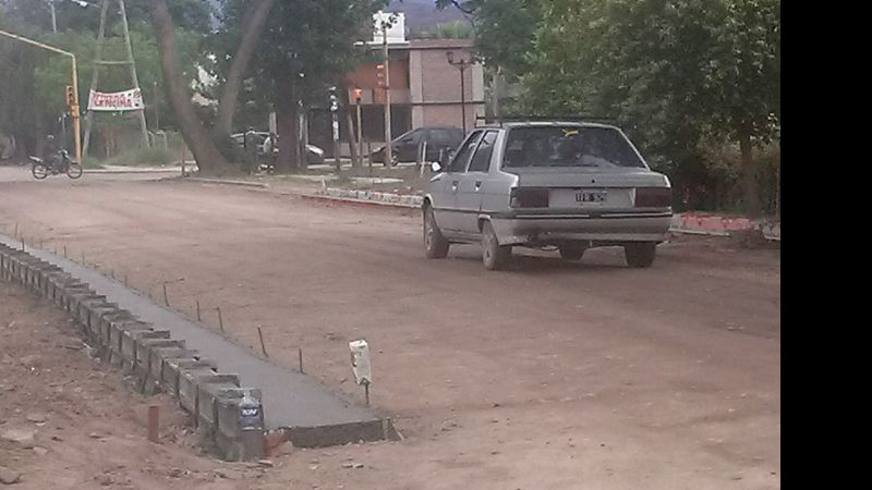 Avanzan los cordones cuneta en la Crisanto Gómez de Valle Viejo