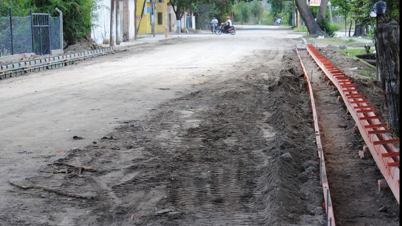 Avanzan los cordones cuneta en la Crisanto Gómez de Valle Viejo