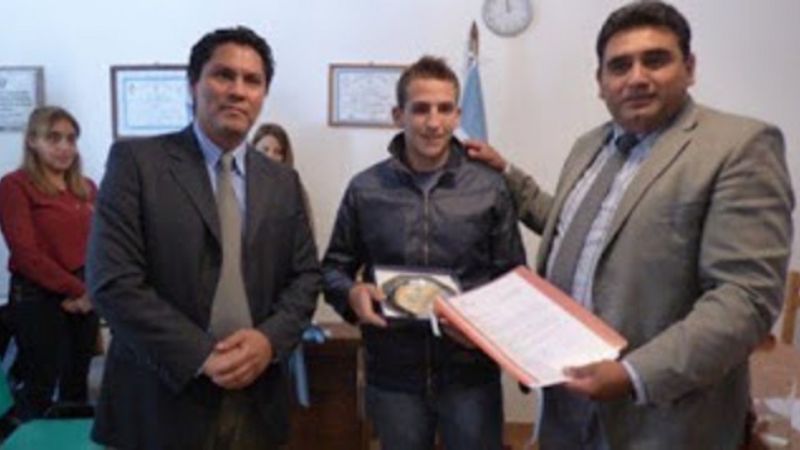 Reconocen a joven andalgalense por destacada actuación en la televisión