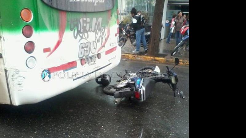 Chocaron una moto y un colectivo