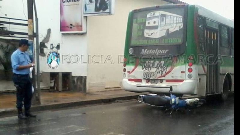 Chocaron una moto y un colectivo