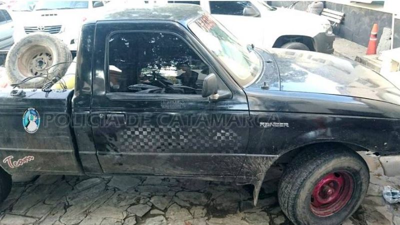 Detienen a tres  personas y le secuestran una camioneta