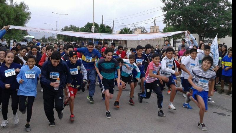 Masiva y entusiasta prueba de Atletismo Escolar de la “Alfonso de la Vega”