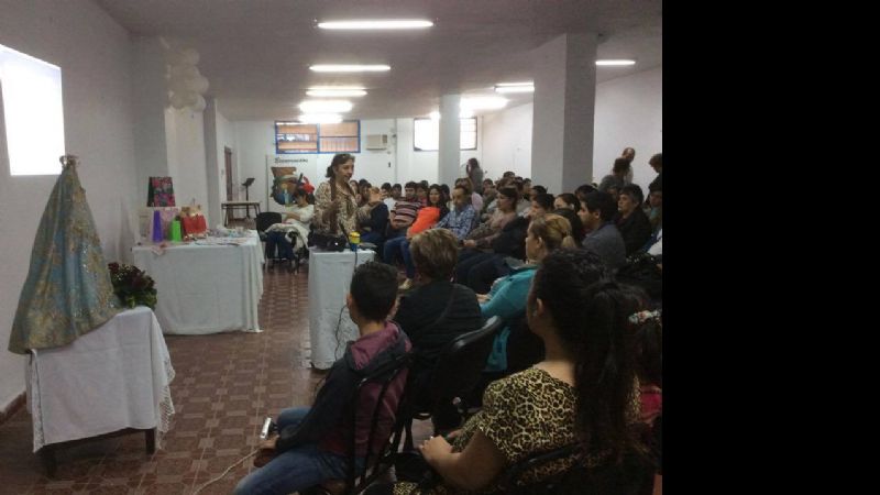 Encuentro de embarazadas en salón de la Catedral